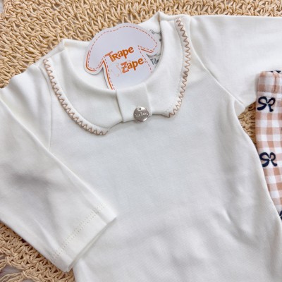 Conj. Body Manga Longa Gola Bordada e Calça em Plush Lacinhos - Off White e Caramelo